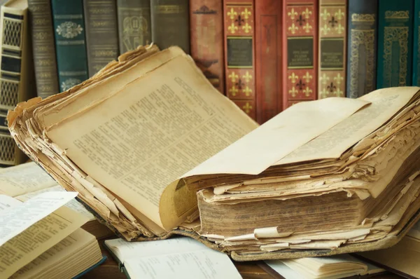 Bookshelf with antique books — Stock Photo, Image