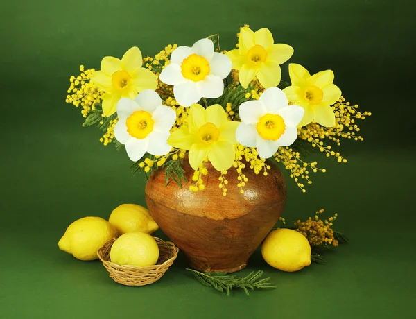 Натюрморт с мимозой и нарциссом с цветами и лимонами — стоковое фото