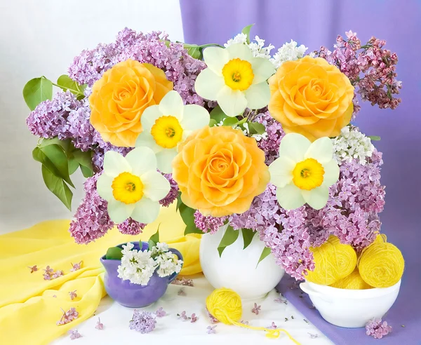 Still life with roses and lilac flowers on artistic background — Stock Photo, Image