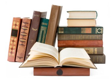 Beyaz arka plan üzerinde izole bookshelf eski kitap