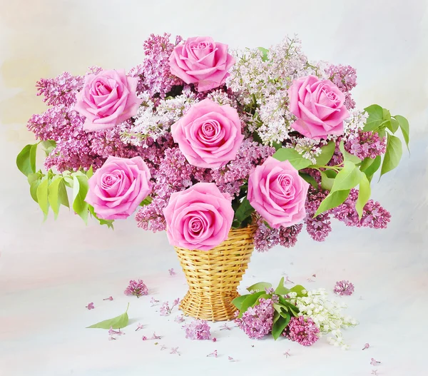 Stilleven met enorme bos van rozen, lila bloemen en lelietje-van-dalen bloemen op schilderen achtergrond — Stockfoto