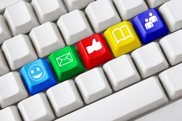 色付きのボタン、ソーシャル メディアのシンボルと近代的なキーボード — ストック写真