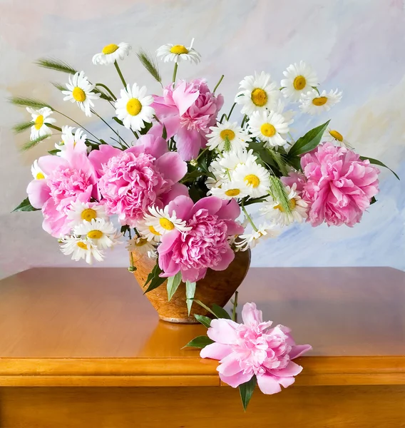 Csendélet, pünkösdi rózsa és a chamomiles festés háttér — Stock Fotó