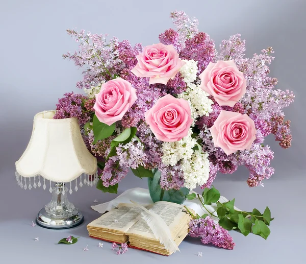 Stilleven met enorme lila bloemen en rozen bos — Stockfoto