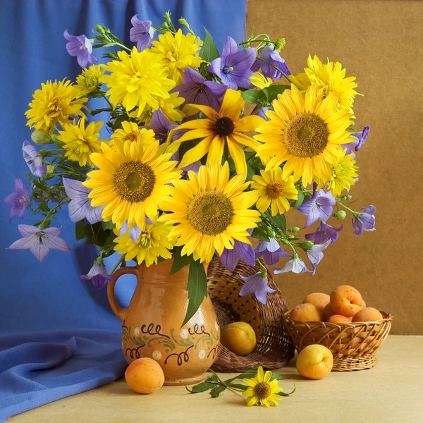 Huge bunch of summer flowers, bluebells, sunflowers and apricots — Stock Photo, Image