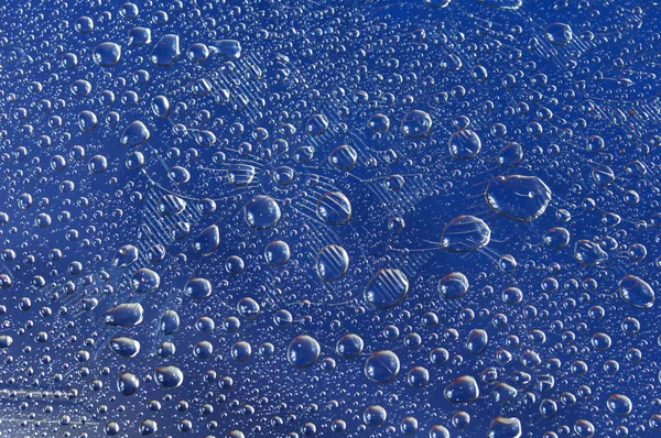 Gotas de água em fundo azul — Fotografia de Stock