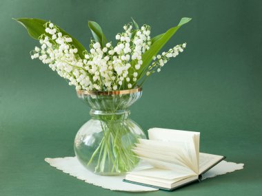 Lily vadi grup ve kitap ile natürmort