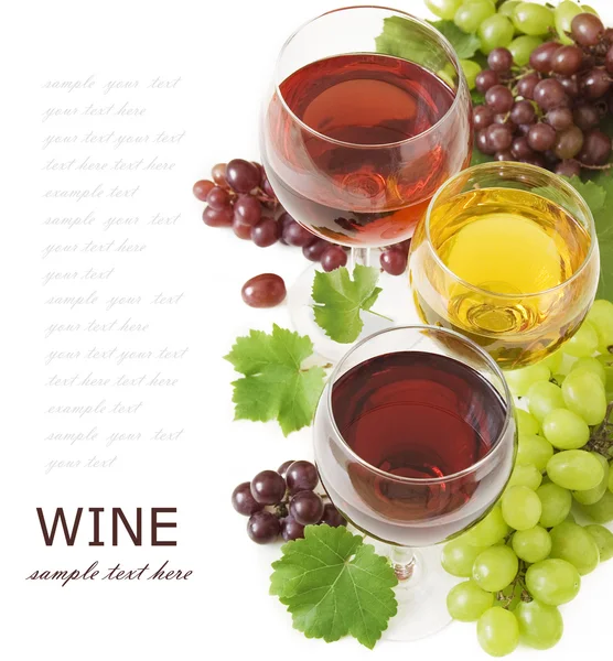 Red, white and rosy wine and grapes with fresh leaves isolated on white background with sample text — Stock Photo, Image
