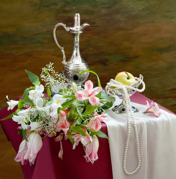 Stillleben mit Silberkanne, riesigem Blumenstrauß, Apfel und Perlenkette — Stockfoto