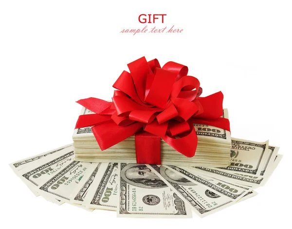Para hediye izole beyaz zemin üzerine kırmızı yay ile dolar (büyük yığın) — Stok fotoğraf