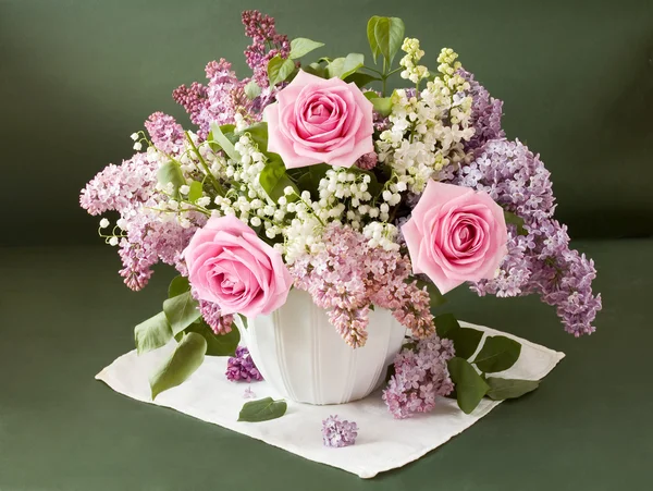 Artistieke Stilleven met enorme boeket van lila en lelie van de vallei bloemen en rozen op schilderen achtergrond — Stockfoto