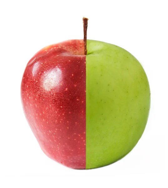 Креативное яблоко из красного и зеленого наполовину изолировано на белом — стоковое фото