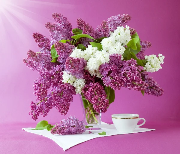 Stilleben med mörklila blommor i vas på konstnärliga bakgrund — Stockfoto