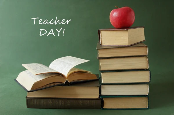 Giornata Mondiale dell'Insegnante (natura morta con mucchio di libri, mela, globo e scrivania su sfondo artistico ) — Foto Stock