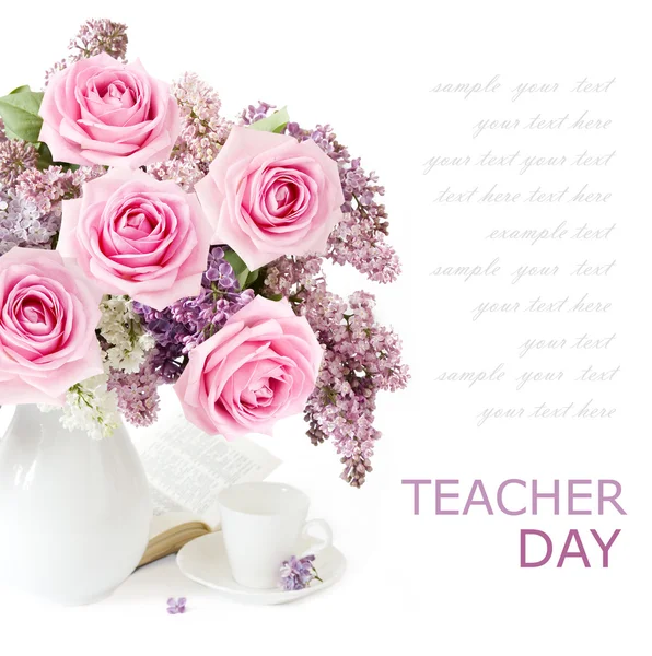 Flores de lilás, rosas e tulipas cacho em vaso isolado sobre fundo branco — Fotografia de Stock