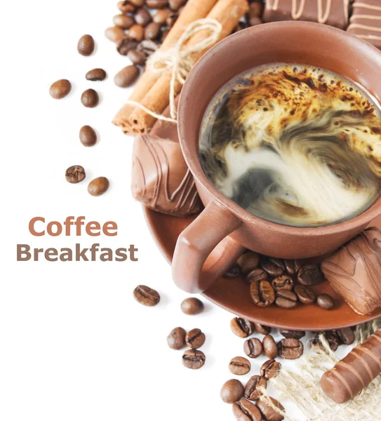 咖啡早餐 (杯咖啡、 肉桂、 巧克力糖果和隔离带有示例文本的白色背景上的咖啡豆) — 图库照片