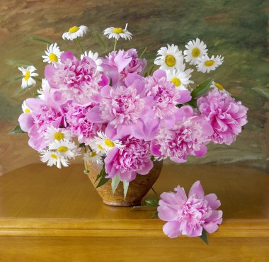 Cam vazo içinde sunulan güzel Şakayık grup