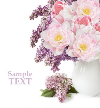 Beyaz arka plan üzerinde izole leylak ve güller çiçek demet