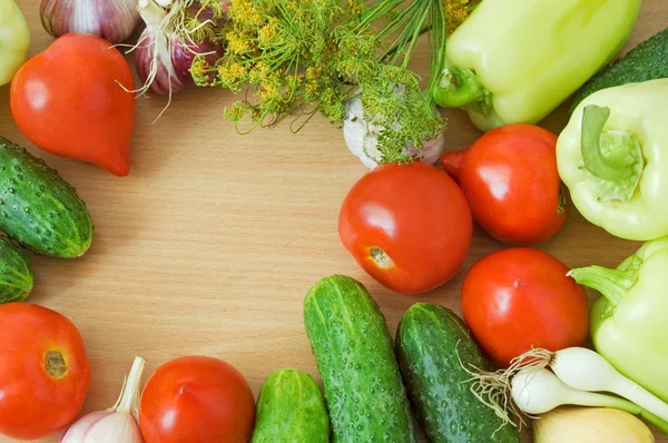 Verduras orgánicas saludables en una mesa de madera — Foto de Stock