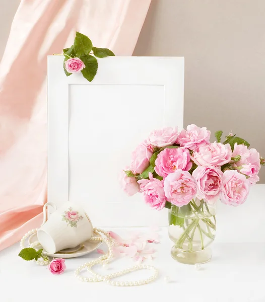 Still life with thee roses bos, zijde, perl ketting en cup op artistieke achtergrond — Stockfoto