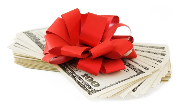 お金のギフト (白い背景に分離した赤の弓とドルのビッグ スタック) — ストック写真