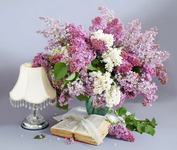 Still life with lilac bunch and books on artistic background. Teacher's day — Stock Photo, Image