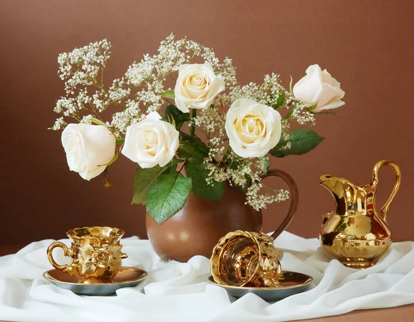 Νεκρή φύση με μάτσο τριαντάφυλλα, φλιτζάνια τσάι και κατσαρόλα σε καλλιτεχνικό υπόβαθρο — Φωτογραφία Αρχείου