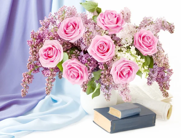 Μητέρα ημέρα (νεκρή φύση με τεράστια μάτσο τριαντάφυλλα και λιλά λουλούδια, βιβλίο, Κύπελλο και γάλα κανάτα απομονωθεί σε λευκό φόντο) — Φωτογραφία Αρχείου