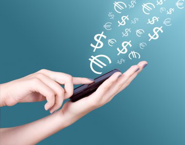 Modern cep telefonu, uzağa uçar dolar ve euro sembolleri holding eller. E-iş kavramı