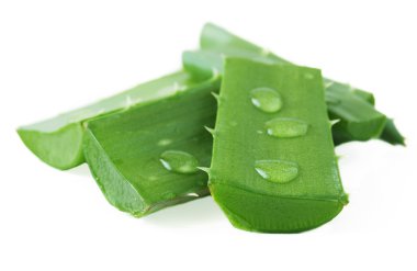 Beyaz arka plan üzerinde izole su damlaları ile aloe vera yaprağı