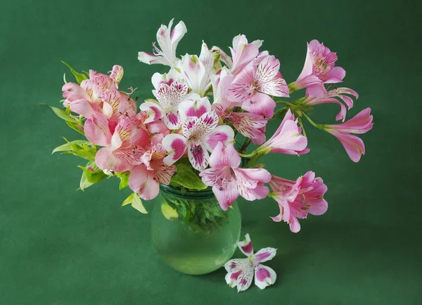 Stilleven met mooie roze bloemen in vaas op artistieke achtergrond. Alstroemeria bos — Stockfoto