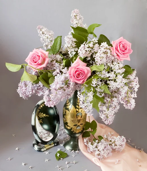 Martwa natura z różami i kilka kwiatow bzu na srebrnej tacy herbaty na artystyczny — Zdjęcie stockowe