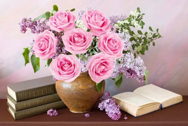 Still life with lilac and roses bunch and books — Stock Photo, Image