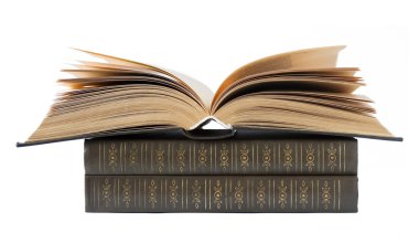 yığın eski antika kitaplar beyaz zemin üzerine izole