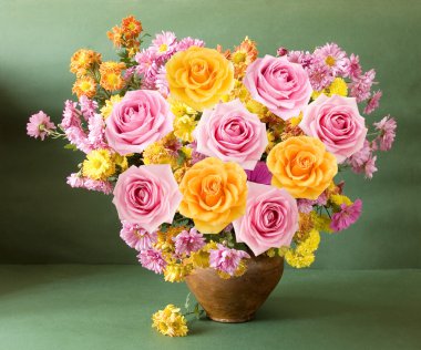 Gül grup ve sanatsal arka plan üzerinde meyve ile sonbahar natürmort