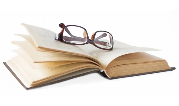 Livre ouvert avec des lunettes isolées sur fond blanc — Photo