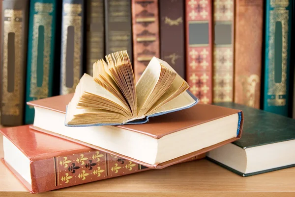 Kitap kitaplık üzerine yalan açıldı