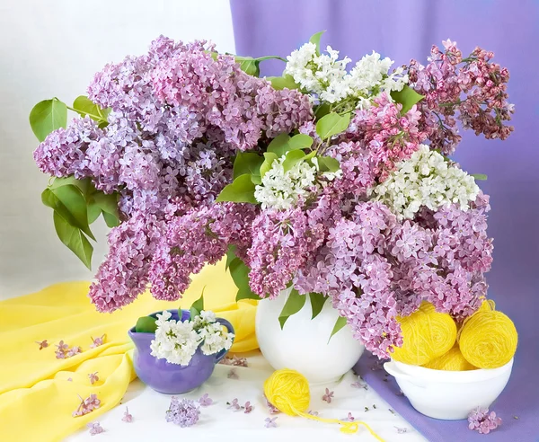 Stillleben mit Rosen und Fliederblumen auf künstlerischem Hintergrund — Stockfoto