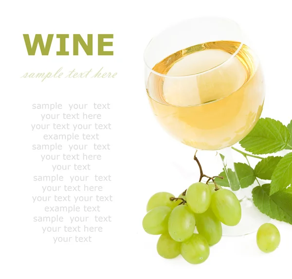 葡萄酒，葡萄叶和上带有示例文本的白葡萄浆果孤立 — 图库照片