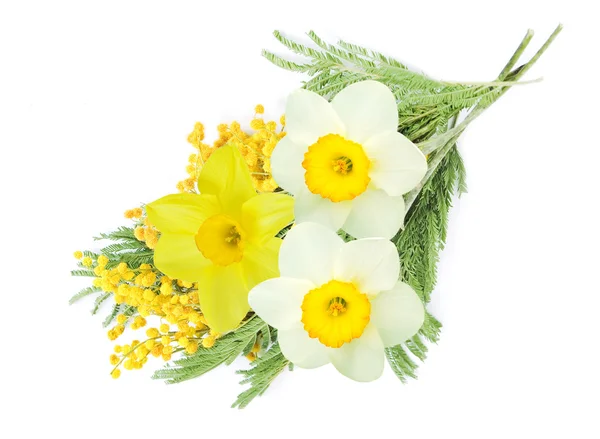 Mimosen und Narzissen Blütenstrauß isoliert auf weißem Hintergrund — Stockfoto