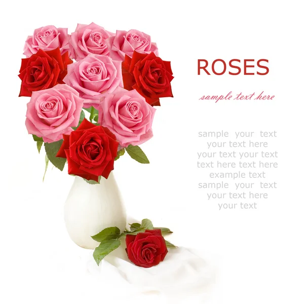 束红色和粉色的玫瑰，在花瓶上白色孤立 — 图库照片