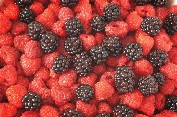 Raspberries and strawberries background — Stock Photo, Image