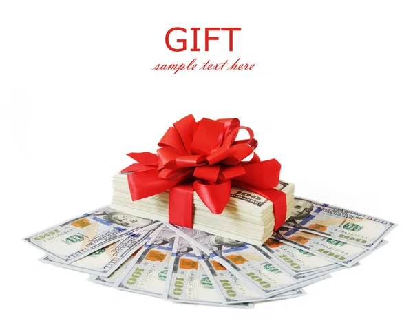 Presente de dinheiro (grande pilha de dólares com arco vermelho isolado no fundo branco ) — Fotografia de Stock