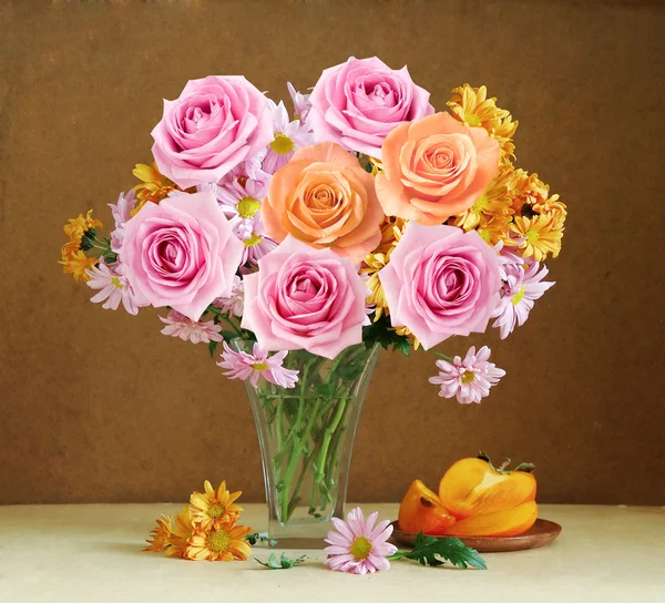 Натюрморт с огромным количеством осенних цветов, роз и фруктов — стоковое фото