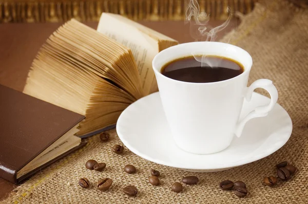 Hora del café (bodegón retro con taza de café, granos de café y reloj antiguo  ) — Foto de Stock