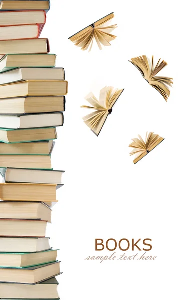 Книжкова купа з відкритими книгами, що летять ізольовано на білому тлі. Концепція освіти Стокове Фото
