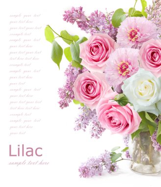 Vazoda beyaz arka plan üzerinde izole Lila çiçek, gül ve Lale grup