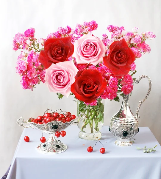 Leuchtende Grußkarte mit roten Rosen und Erdbeeren — Stockfoto