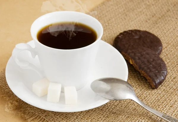 Tasse heißen Kaffee mit Zucker, Schokoladenkuchen und Metalllöffel — Stockfoto