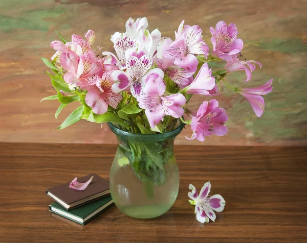 Stillleben mit Blumenstrauß und Büchern über künstlerischen Hintergrund. Lehrertagskonzept — Stockfoto